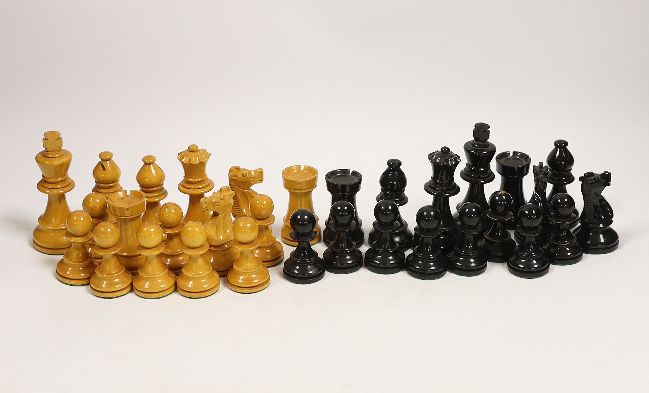 A boxed Staunton pattern wooden chess set, king 10.2cm high